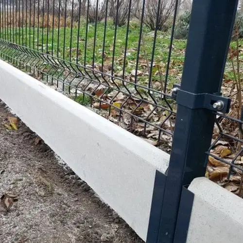 Pakabinamas pamatėlis - segmentinės skardinės tvoros